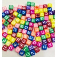 Miçanga Quadrada Alfabeto - MULTI / BRANCO - 6x6 - 20g ( N267 ) (Acima de 5 pacotes no PIX R$ 2.00 cada)