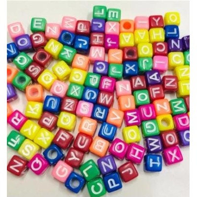 Miçanga Quadrada Alfabeto - MULTI / BRANCO - 6x6 - 20g ( N267 ) (Acima de 5 pacotes no PIX R$ 2.00 cada)