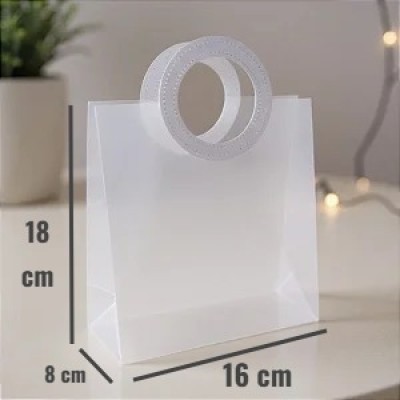 Sacola Transparente Fosca PVC com Alça Redonda de Couro - 18,5x16x8cm ( 5 ou + no PIX R$ 4,50 cada) Sacola Transparente Fosca PVC com Alça Redonda de Couro - 18,5x16x8cm ( 5 ou + no PIX R$ 4,50 cada)