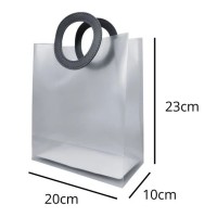 Sacola Transparente Fosca PVC com Alça Redonda de Couro - 23x20x10cm ( 5 ou + no PIX R$ 6,30 cada) Sacola Transparente Fosca PVC com Alça Redonda de Couro - 23x20x10cm ( 5 ou + no PIX R$ 6,30 cada)