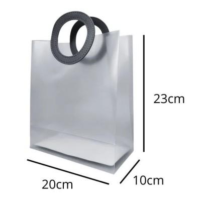 Sacola Transparente Fosca PVC com Alça Redonda de Couro - 23x20x10cm ( 5 ou + no PIX R$ 6,30 cada) Sacola Transparente Fosca PVC com Alça Redonda de Couro - 23x20x10cm ( 5 ou + no PIX R$ 6,30 cada)